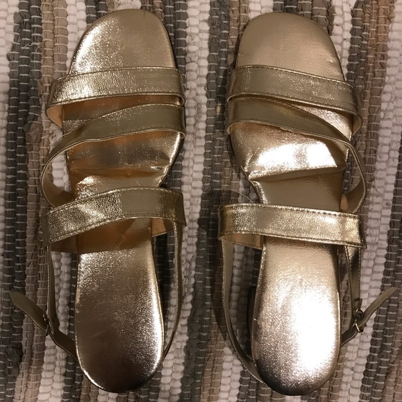 Vintage 1970’s Bertlyn gold man made leather sandals. Size ML  7/7.5. EUC - Picture 10 of 16